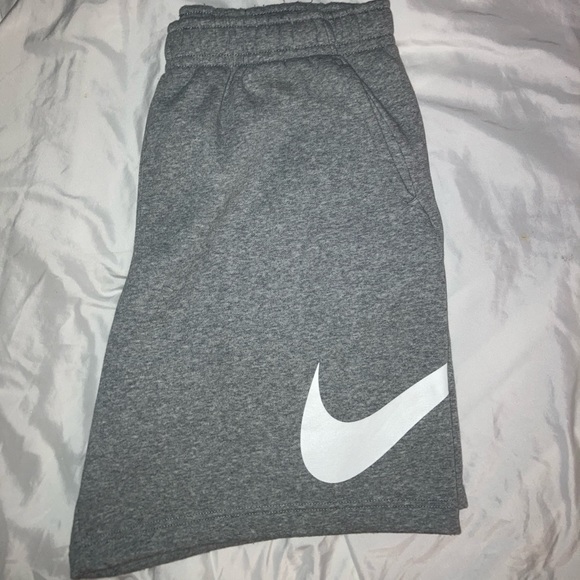 Men’s Nike shorts - Picture 2 of 3